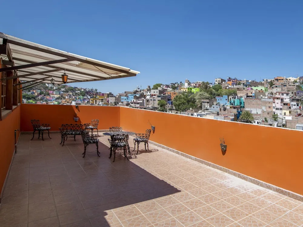 Capital O Las Calzadas Hotel & Suites