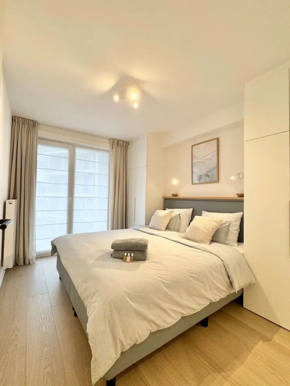 Spacious Bright Apartment Steps From the Beach i