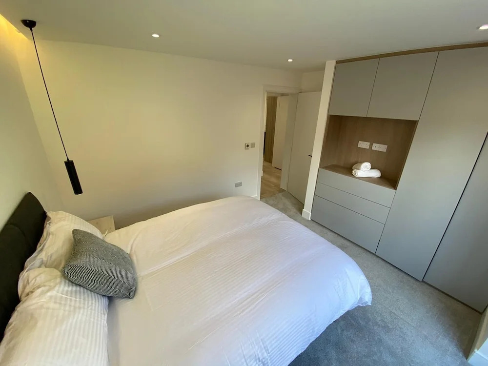 Modern 2 Bedroom 2 Bathroom flat