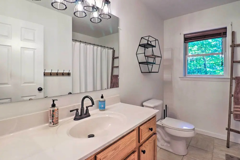 2 Mi to Sapphire Resort: Home w/ Hot Tub & Games