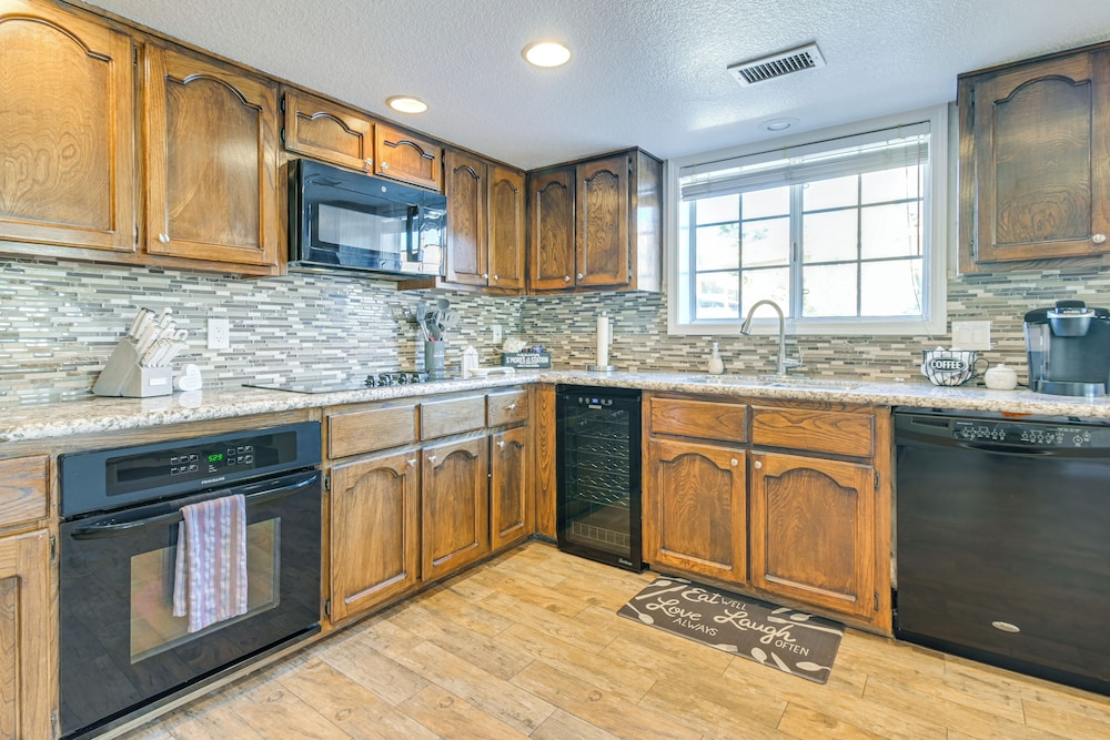 3 Mi to London Bridge: Lake Havasu City Home