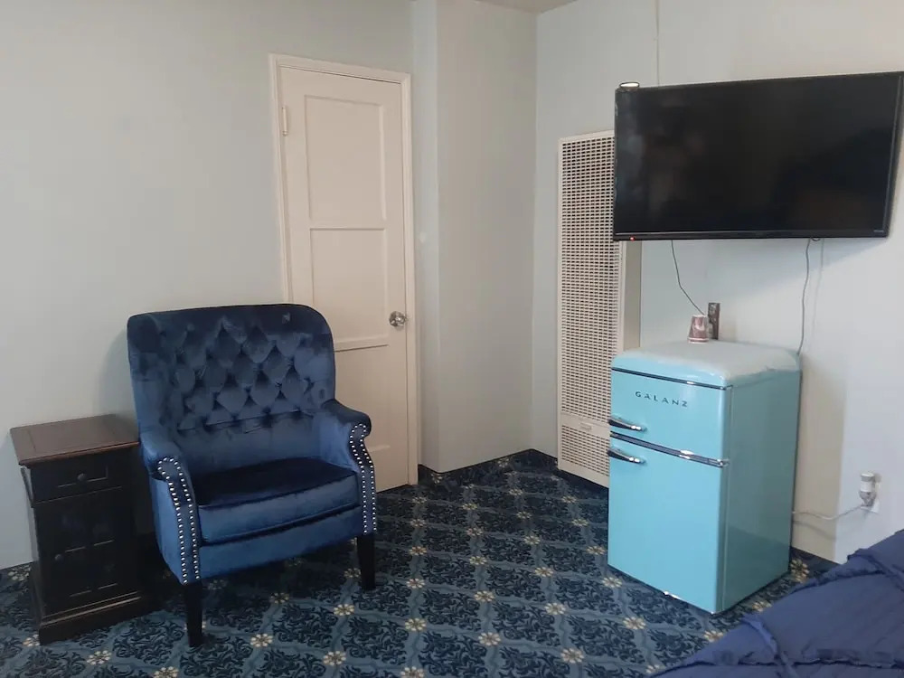 HARRYS MAN CAVE - A Vintage Motel on the Historic 395 route - The New Star Motel Experience