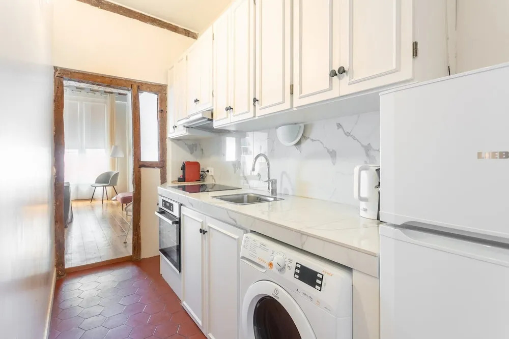 Bright 1-bedroom Flat, 2min From Saint-paul Metro