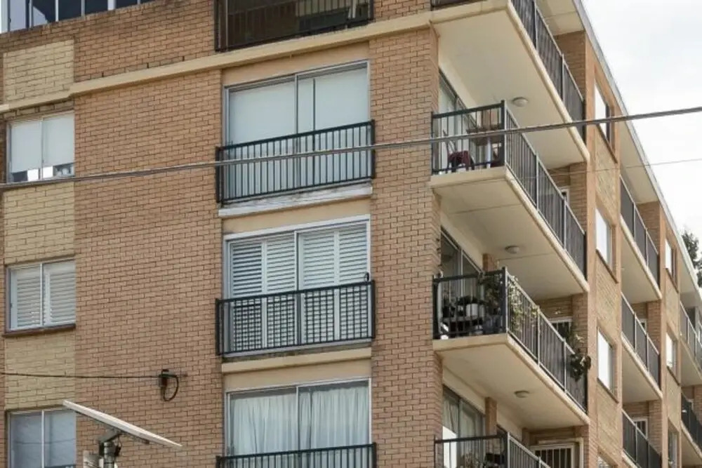 Re-imagined Urban Flat With Skyline View Balcony
