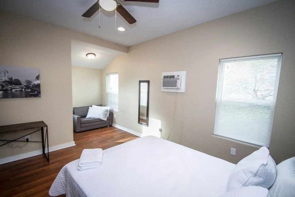 Douglas Way Remodeled House Near Downtown 1BA/1BA