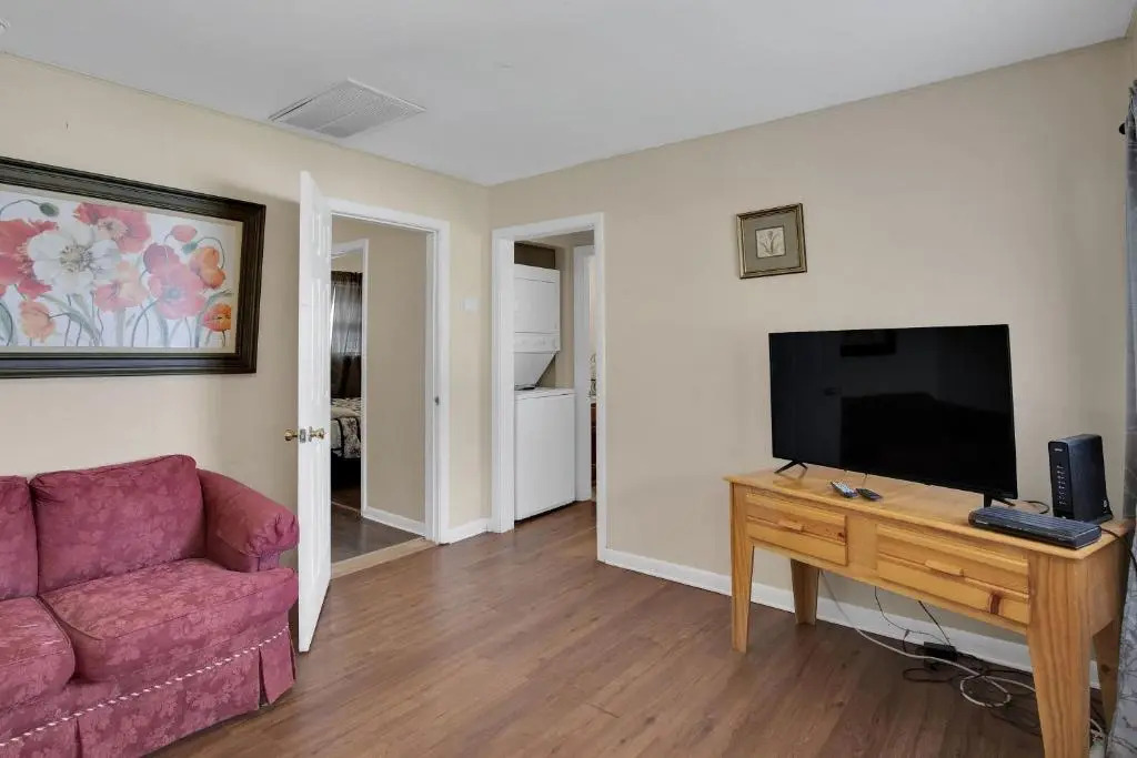 Small 2br East Knox apartment Pet friendly