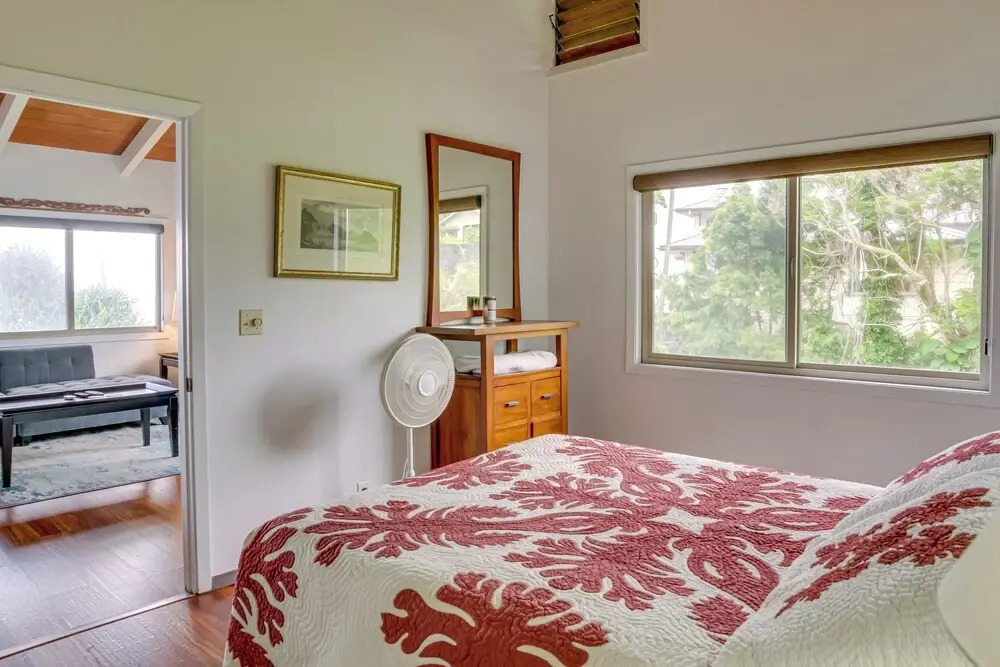 Hilo Home w/ Private Deck + Stunning Ocean Views!