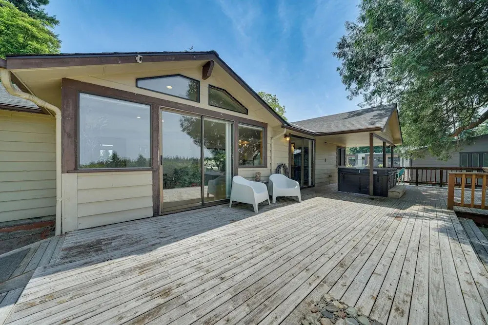 1/2 Mi to Yarrow Bay: Family Home in Kirkland