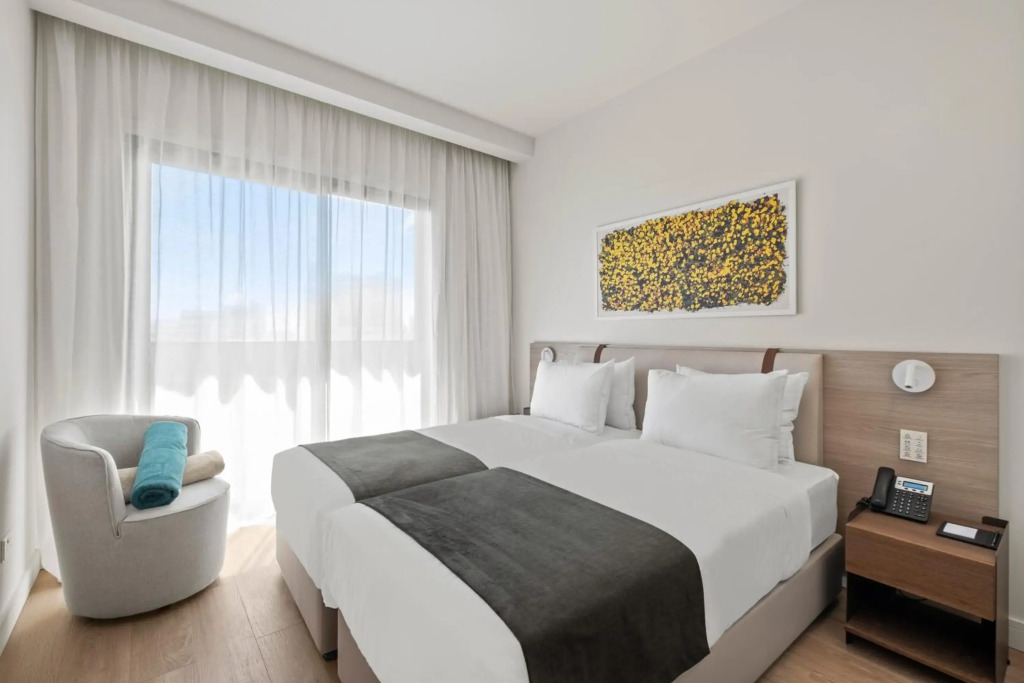 Mercure Larnaca Finikoudes Beach
