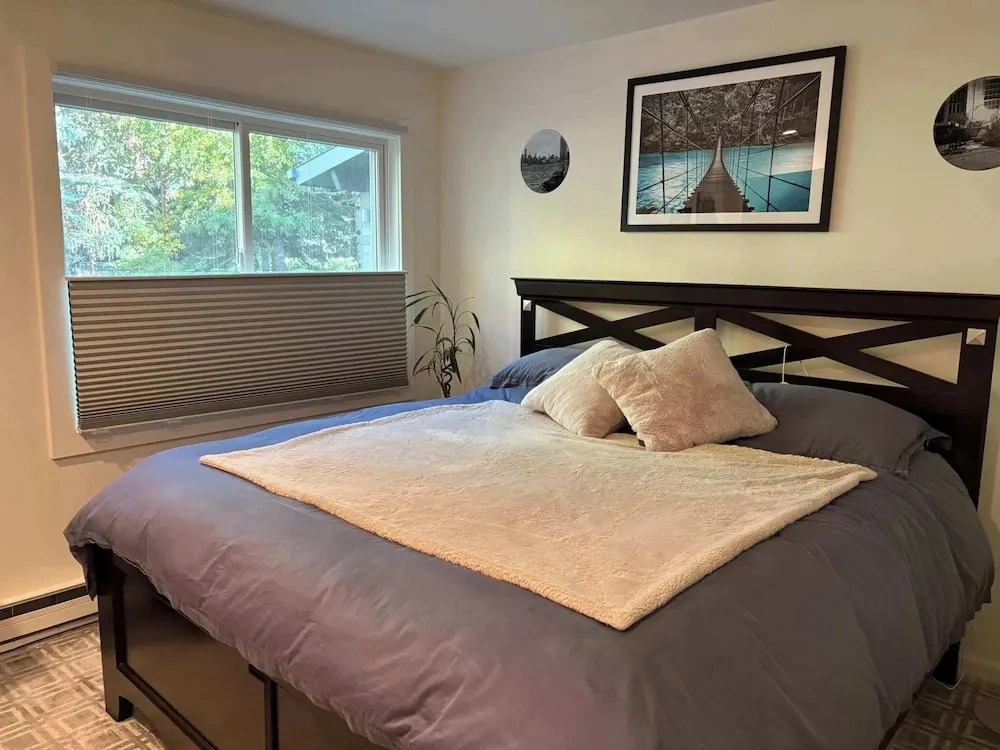 Sierra Chalet - Home With Private Deck and Views