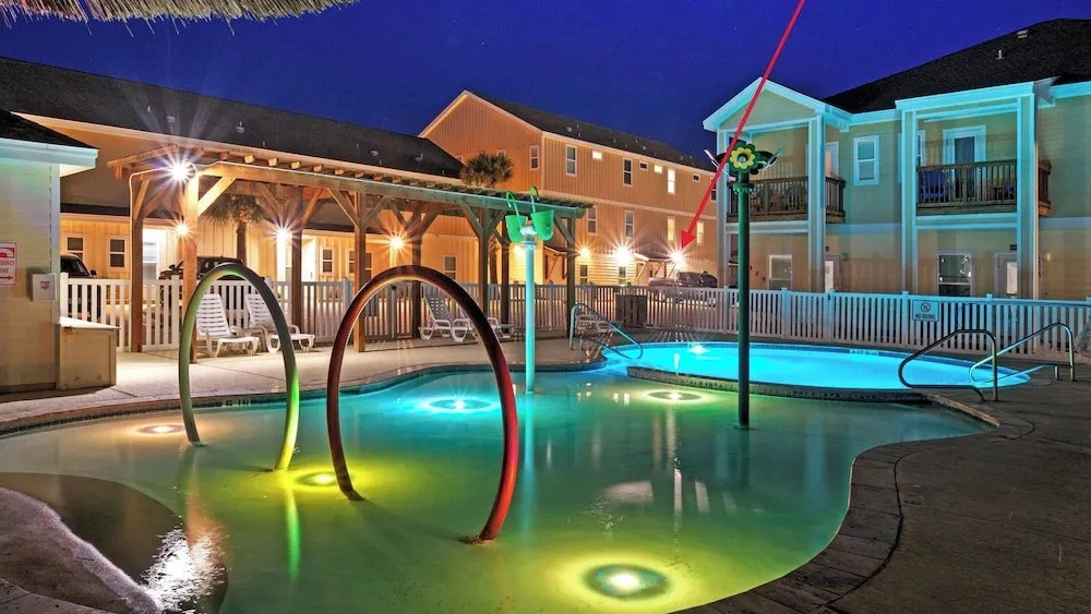 Oceans 96 & Beautiful Place by Avantstay Sleeps 32, 2 Homes Heated Pool + Game Rooms + Balconies