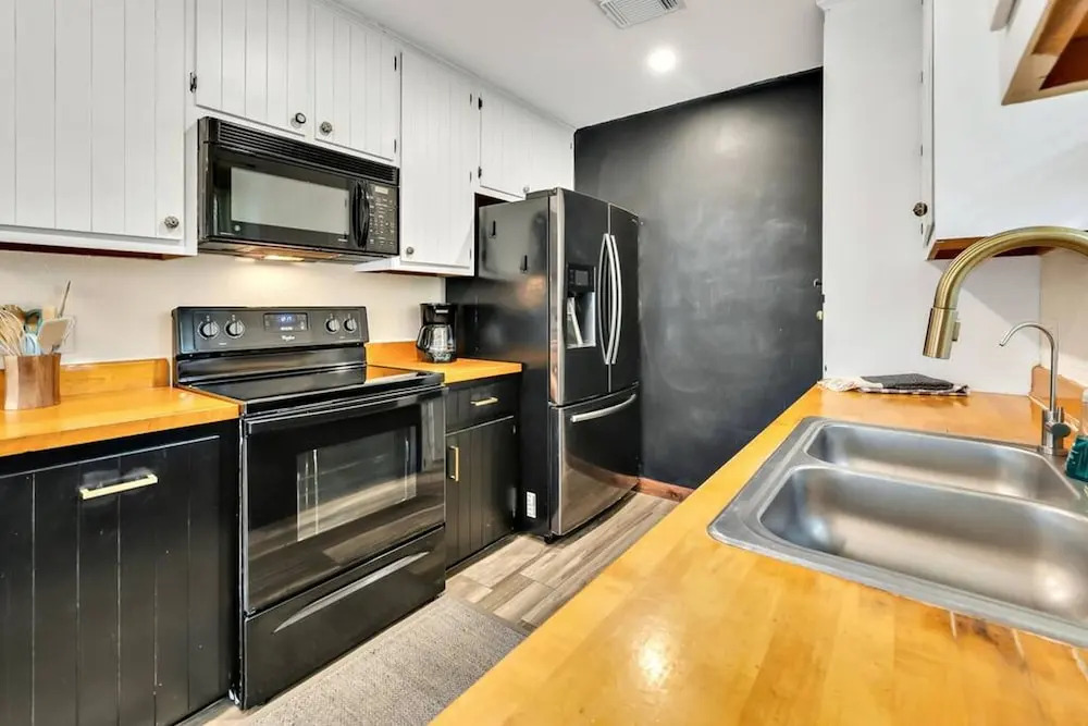 New Cozy Retreat Located 15 Minutes to Waco