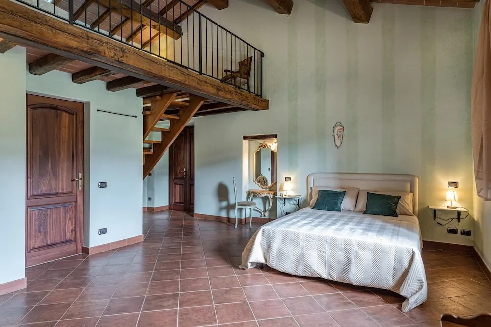PODERE MONTIONI 6&2, Emma Villas