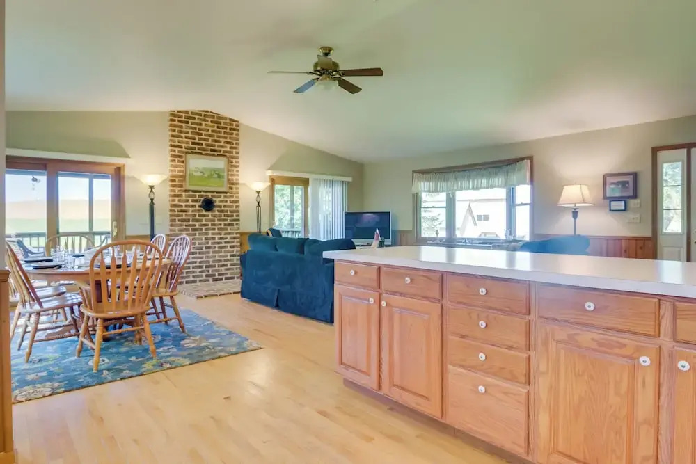 2 Mi to Wineries: Calm Cottage on 90 Acres w/ Barn
