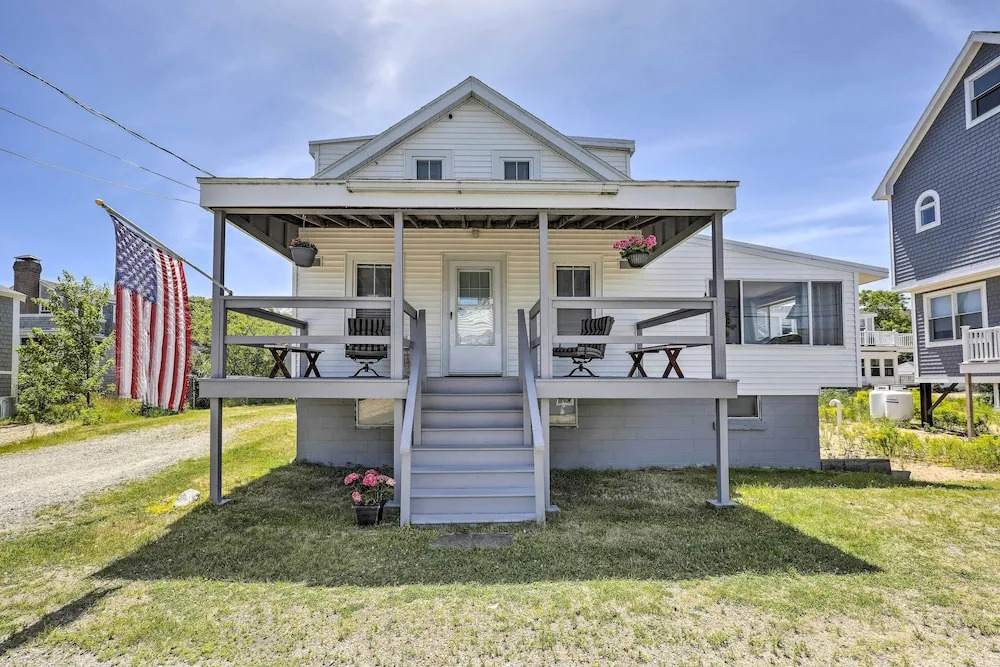 Plum Island Retreat ~ 1-block Walk to Beach!