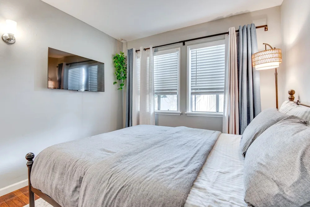 Centrally Located Burbank Duplex Near Hollywood!