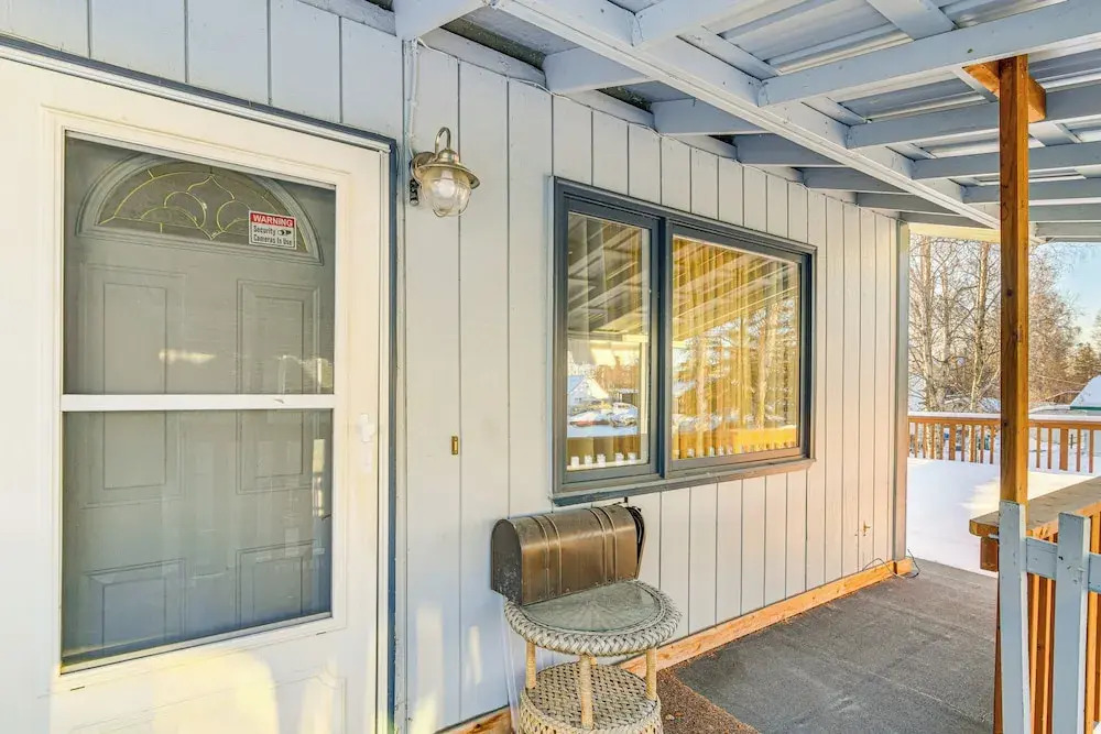 3 Mi to Dtwn: Apt w/ Shared Sauna in Anchorage