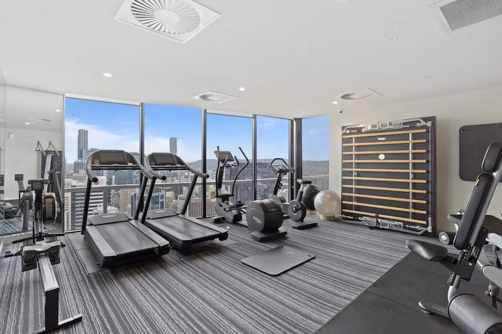 Cosy 1-bed With River Views, Pool, Gym & BBQ