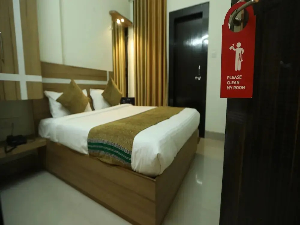 Hotel Queen by OYO Rooms