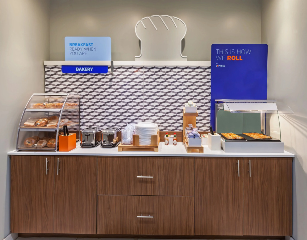Holiday Inn Express & Suites Tulsa South - Woodland Hills by IHG
