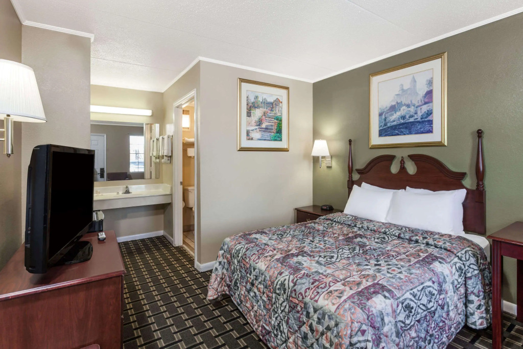 Days Inn by Wyndham Lenoir City