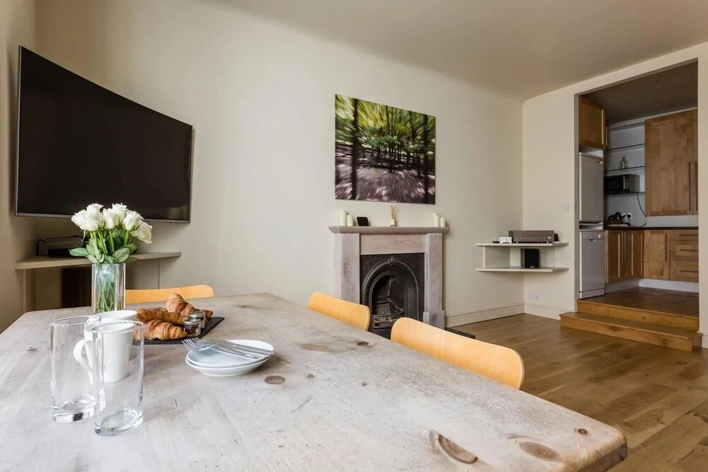 Spacious 2BR Flat in Kensington