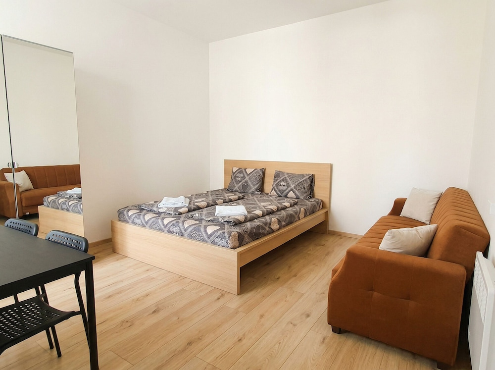 Affordable Private Rooms Close to City Center with Smart TV