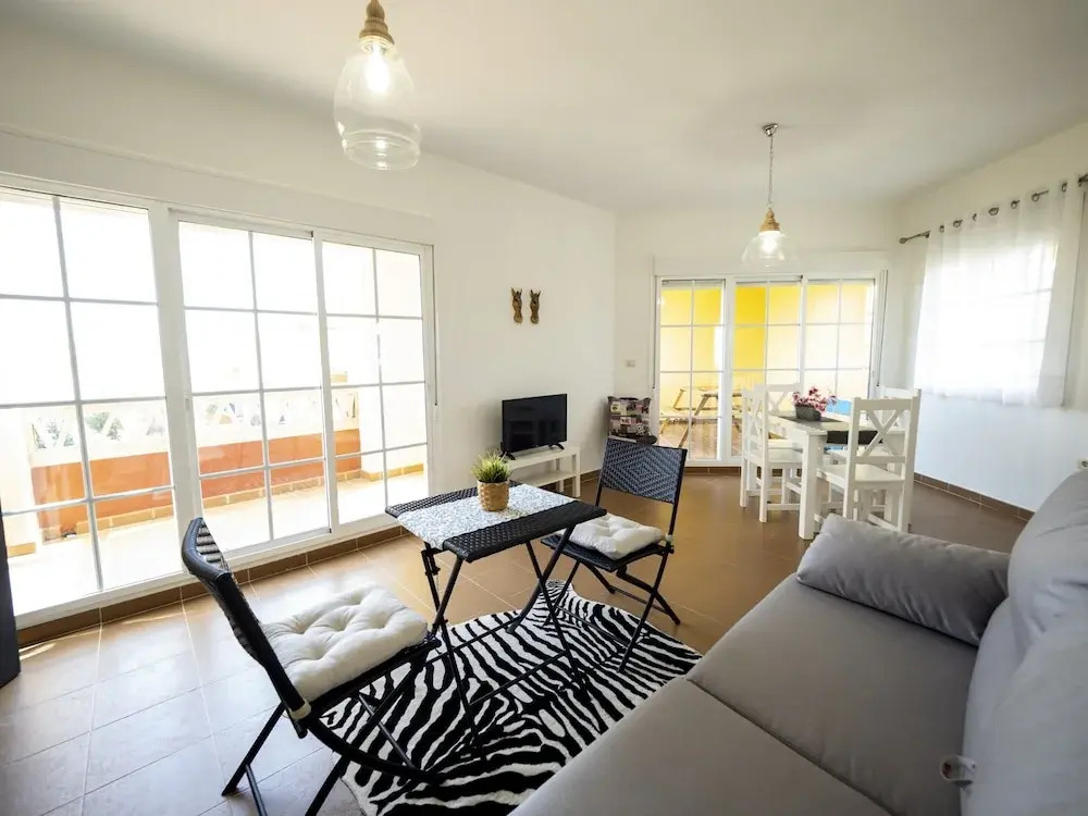 Cosy Apartment With Shared Pool