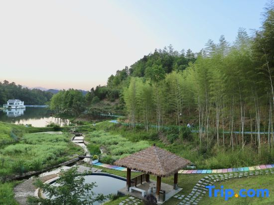 Xishe homestay by Mount Huangshan Lake