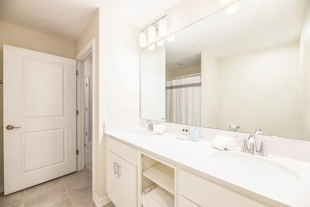 Chic 2bed Condo at Storey Lake Mickey Room