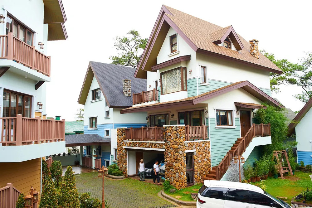 Exclusive Village Home Near Country Club, 18 pax