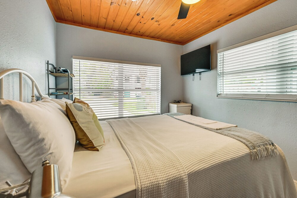 1 Mi to Midtown & Stadium! Couple's Haven in Tampa