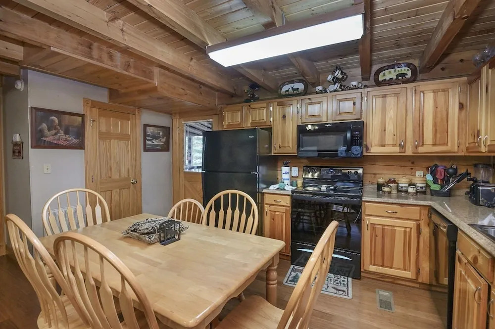 ER100 - Making Memories Great location - Close to town! cabin