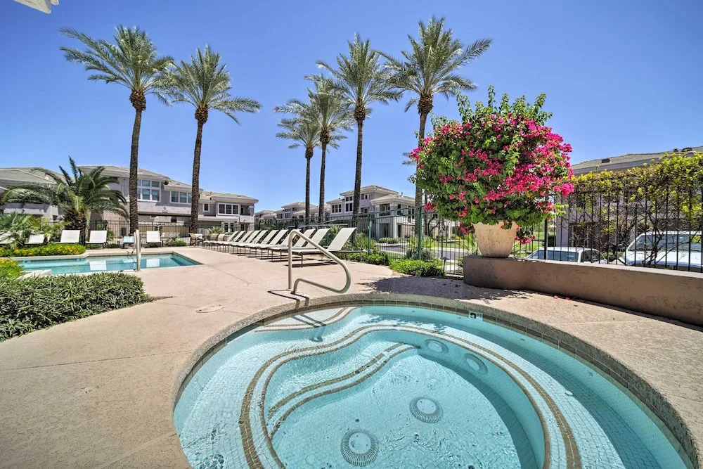 Pool, Balcony & Golf Course Views: Scottsdale Gem