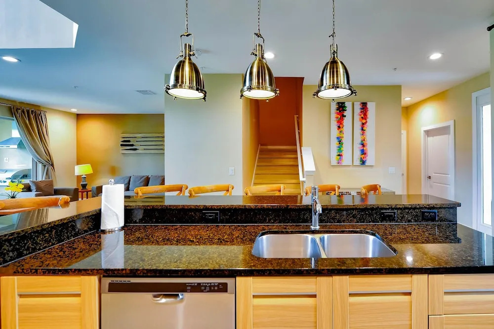 Beautiful Townhome Overlooking The Lake And The Pool