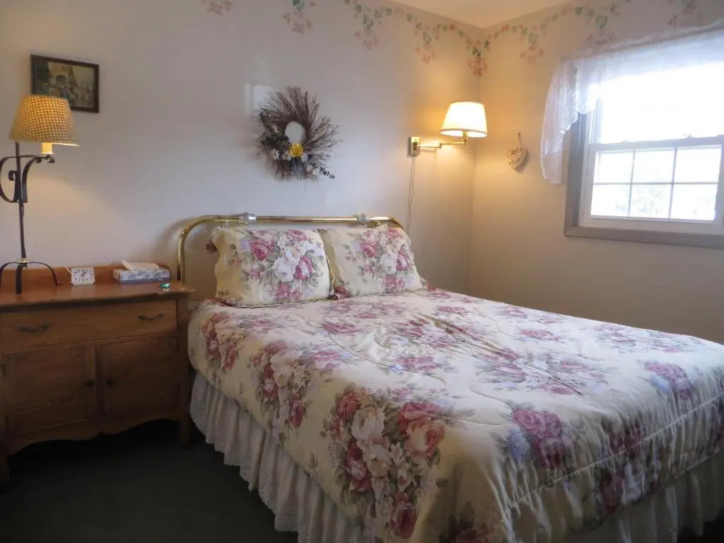 Snyders Shoreline Inn