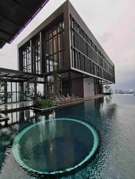Infinity pool, NEW 2 bedroom, near BBCC LALAPORT, PNB 118, KLCC with high speed wifi