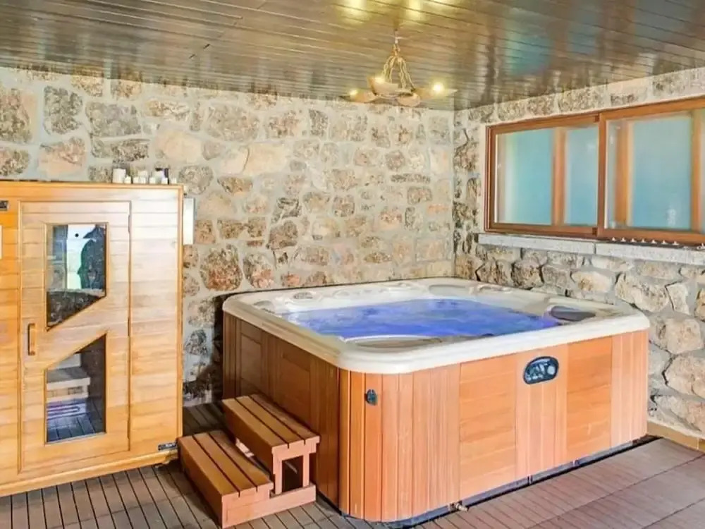 Farmhouse Apartment With Pool