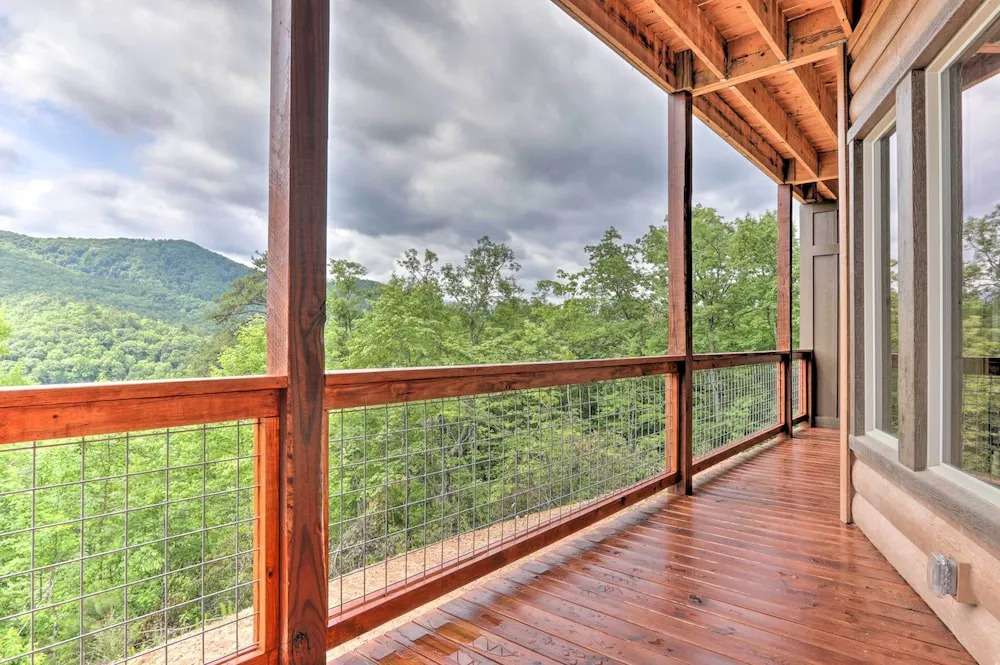 Mountain Dew Cabin w/ Hot Tub & Scenic Views!