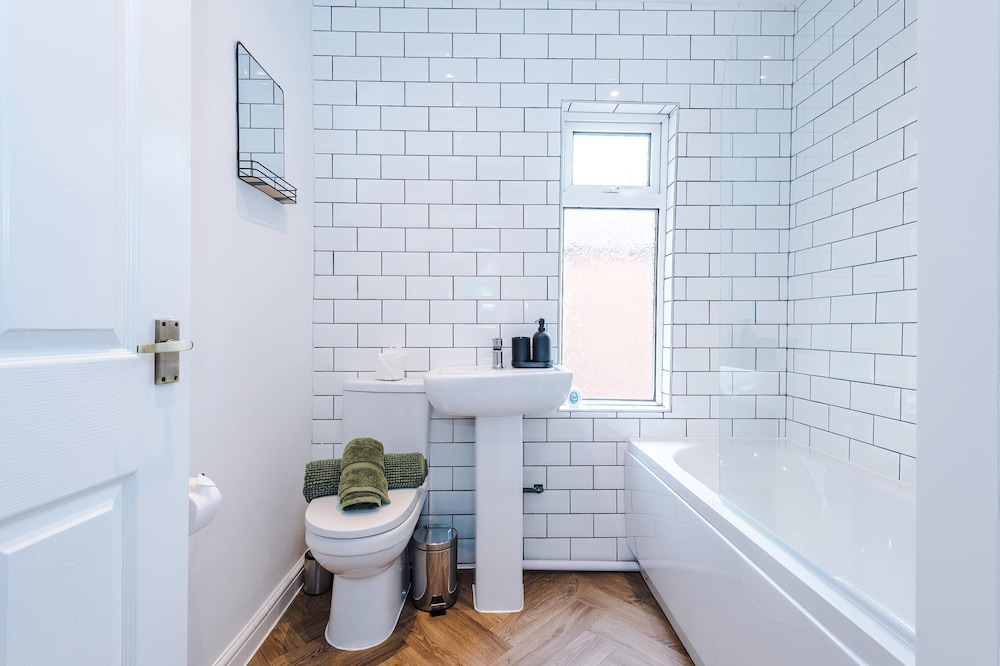 Spacious Home Ideal for Professionals Sleeps 8