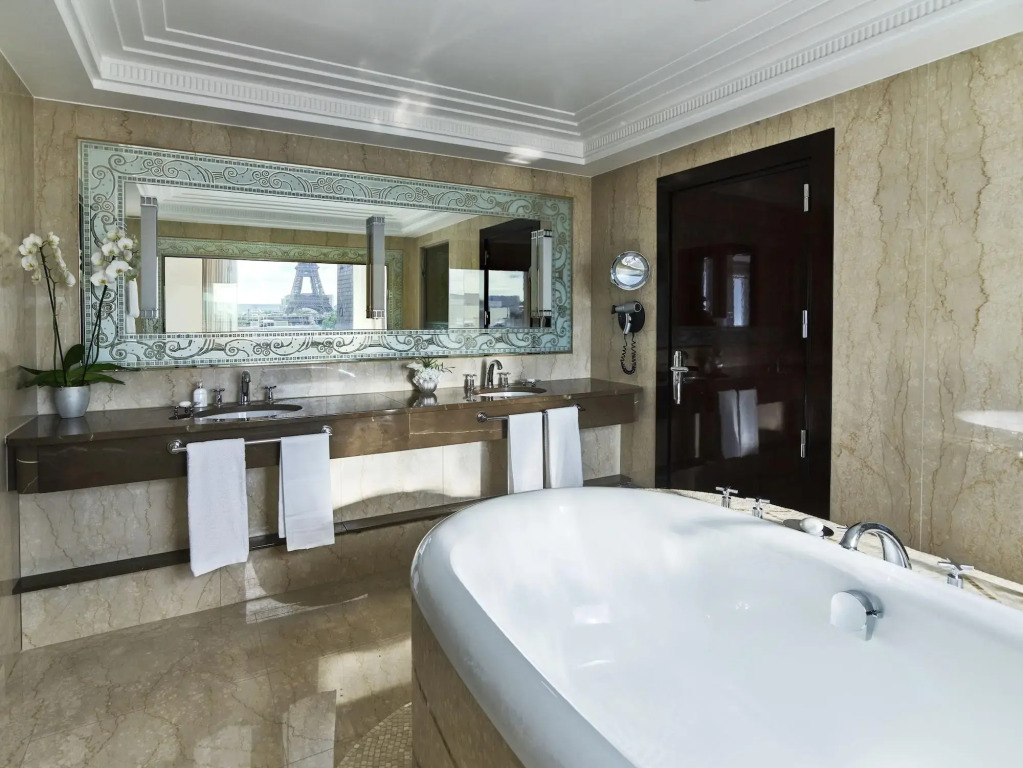 Отель Plaza Athenee