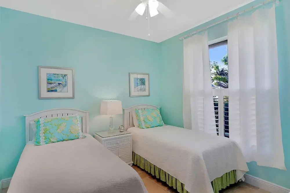 COPPER20 5 Bedroom Holiday Home by Marco Naples Vacation Homes