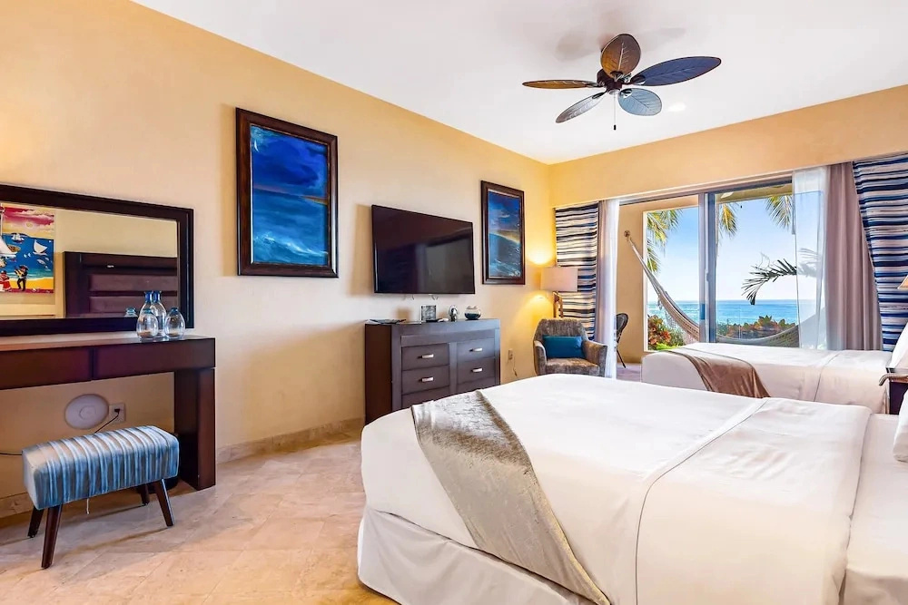 Beachfront Dream Retreat With Pool, Tennis & gym Access - Washer/dryer, AC