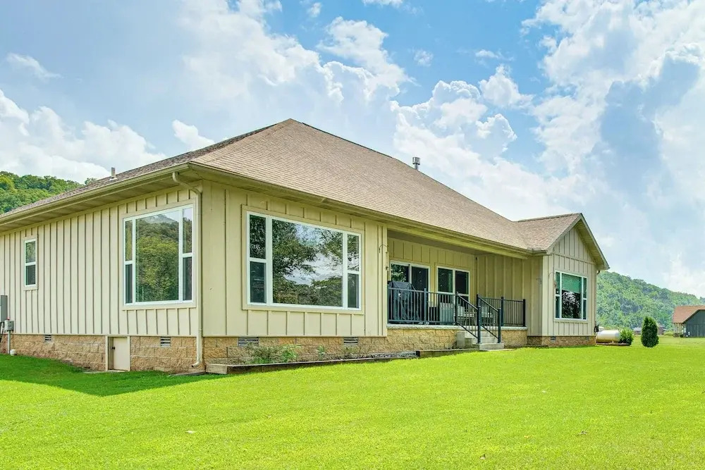 Flippin Home w/ Deck & Grill: Steps to White River