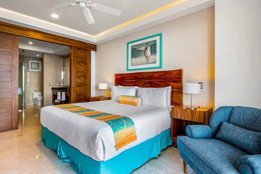 Fantastic Oceanfront Apartment With Balcony, Pool & Central AC