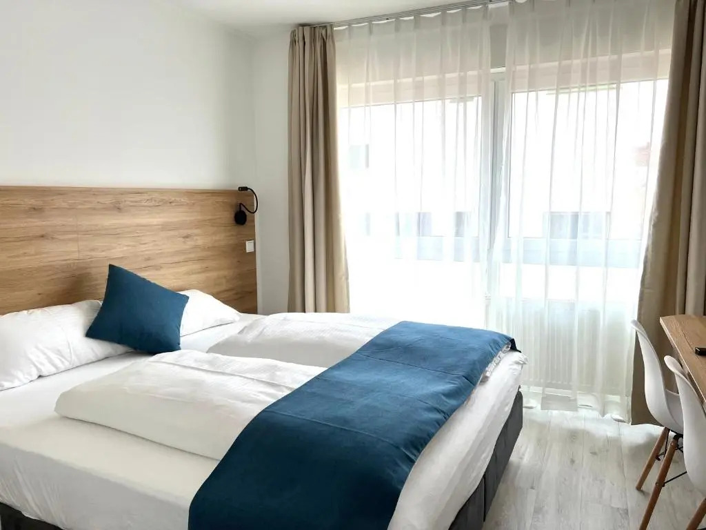 Hotel 83