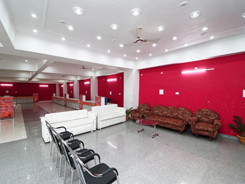 OYO 16551 Royal Aayoyjanam Hotel