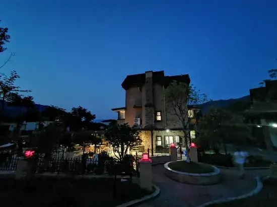 Yunzhong Manbu Banshan Huashu Hotel