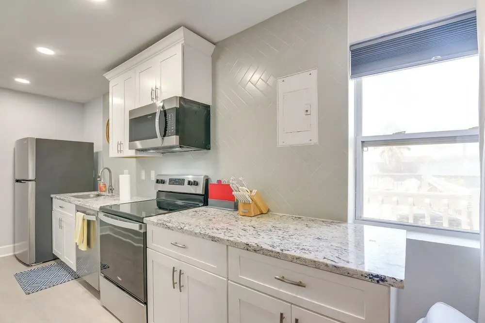 1 Mi to Pleasure Pier: Walkable Home in Galveston