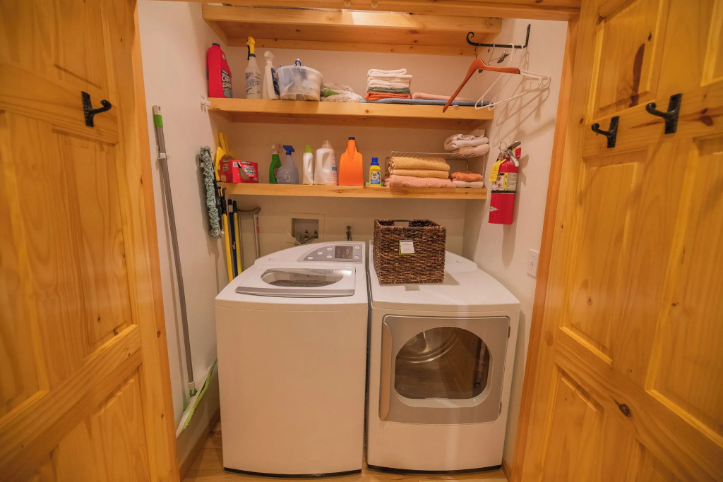 Bearfoot Bungalow - Premium and spacious home close to the National Forest and The Village